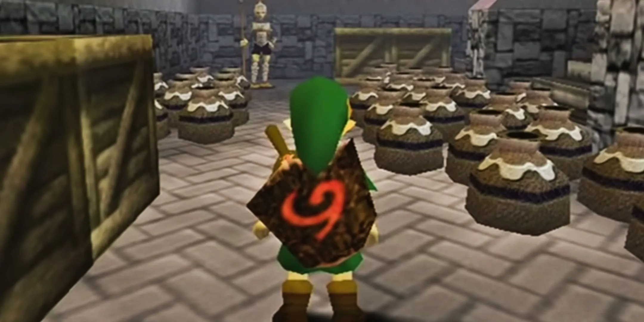 Link trong phòng đầy chậu gốm, biểu tượng cho hành vi trộm rupees trong The Legend of Zelda: Ocarina of Time.