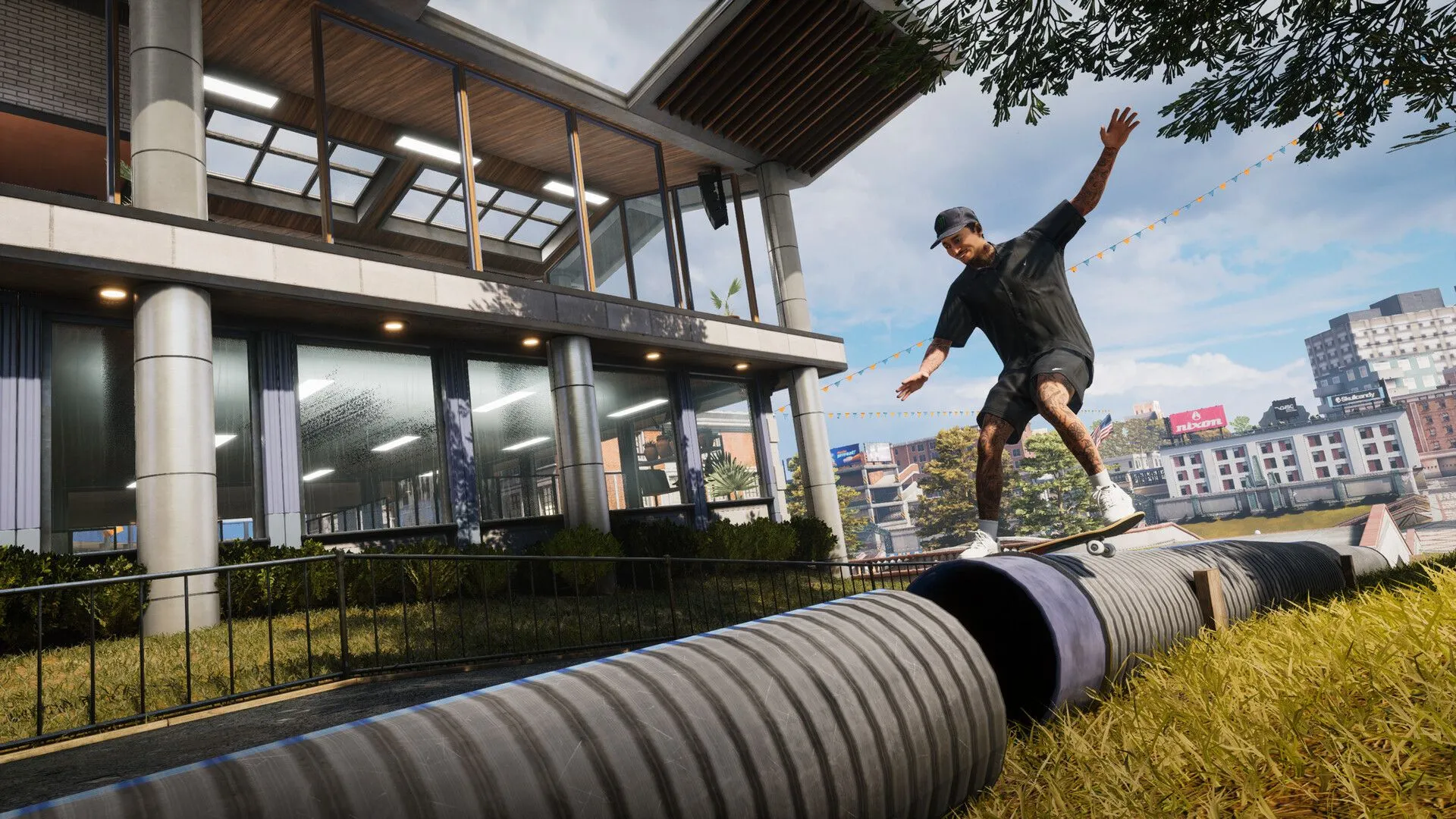 Một game thủ đang trượt trên đường ray cao trong môi trường đô thị của Tony Hawk's Pro Skater 3 + 4