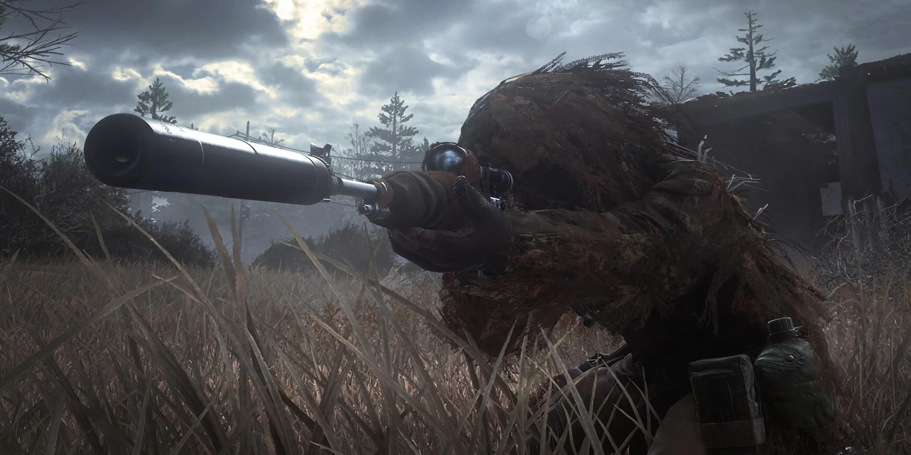 Một người lính trong trang phục ngụy trang lá cây cầm súng bắn tỉa trong Call of Duty 4 Modern Warfare