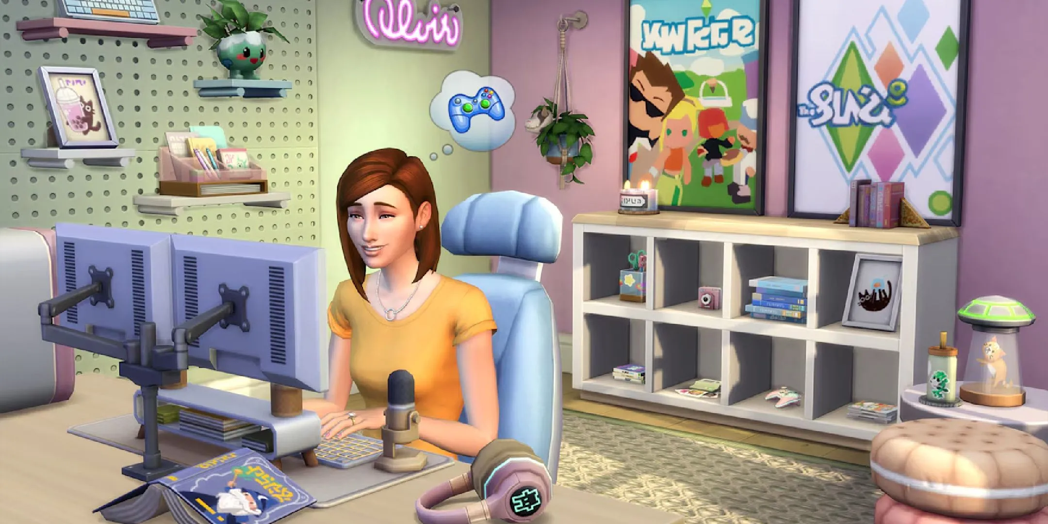 Một Sim đang ngồi máy tính trong phòng ấm cúng, thể hiện trải nghiệm chơi The Sims 4.