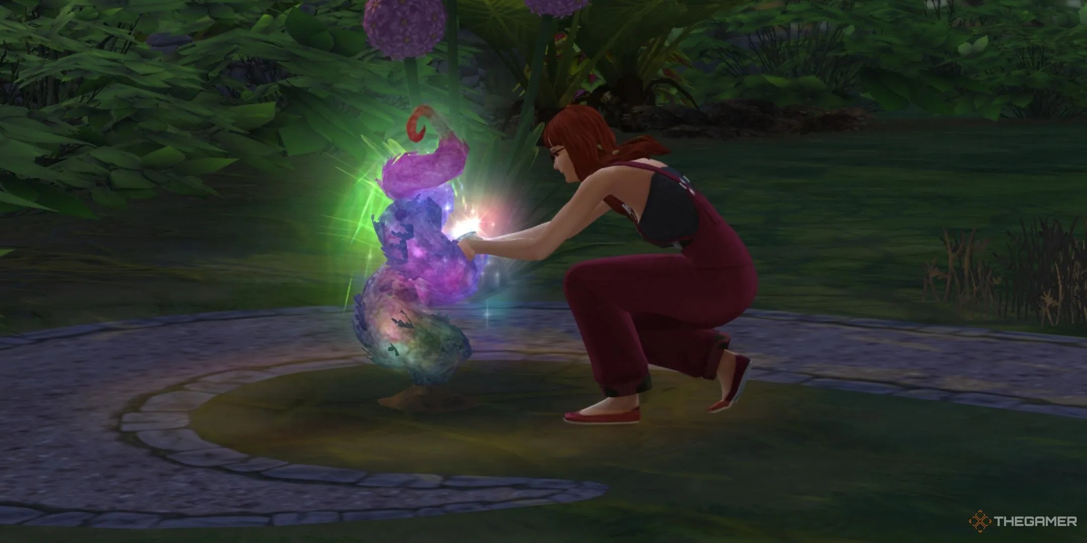 Một Sim đang thu hoạch từ bụi cây ủ rũ trong The Sims 4 Enchanted By Nature