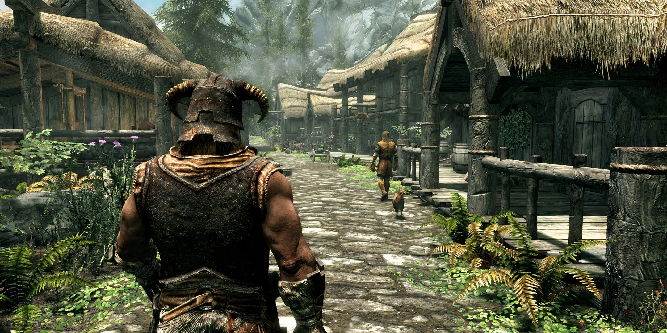Nhân vật người chơi đi bộ qua một thị trấn trong Skyrim.