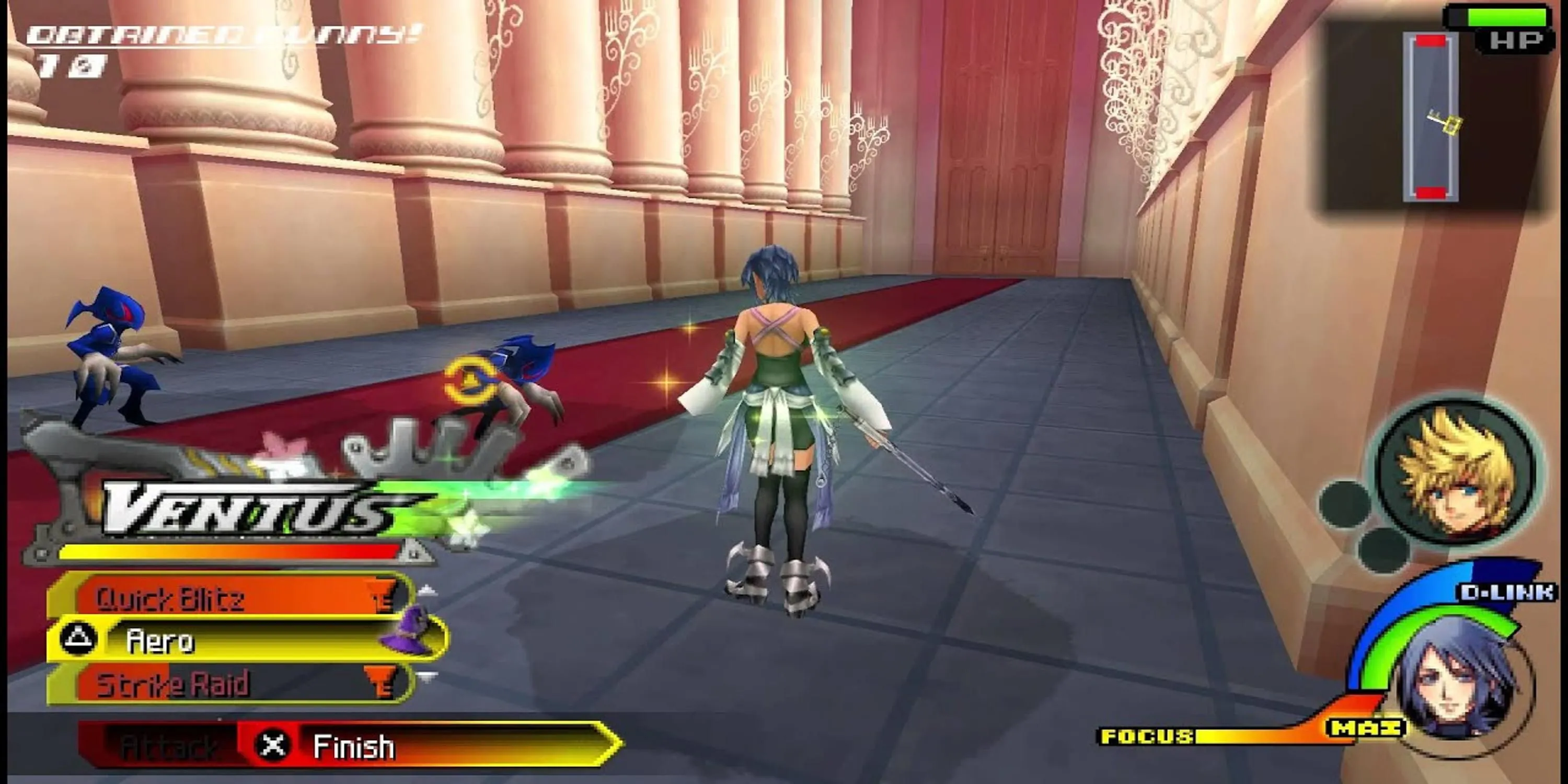 Nữ kiếm sĩ Aqua chiến đấu trong thế giới giả tưởng của Kingdom Hearts Birth by Sleep, thể hiện hệ thống chiến đấu Command Deck trên PSP