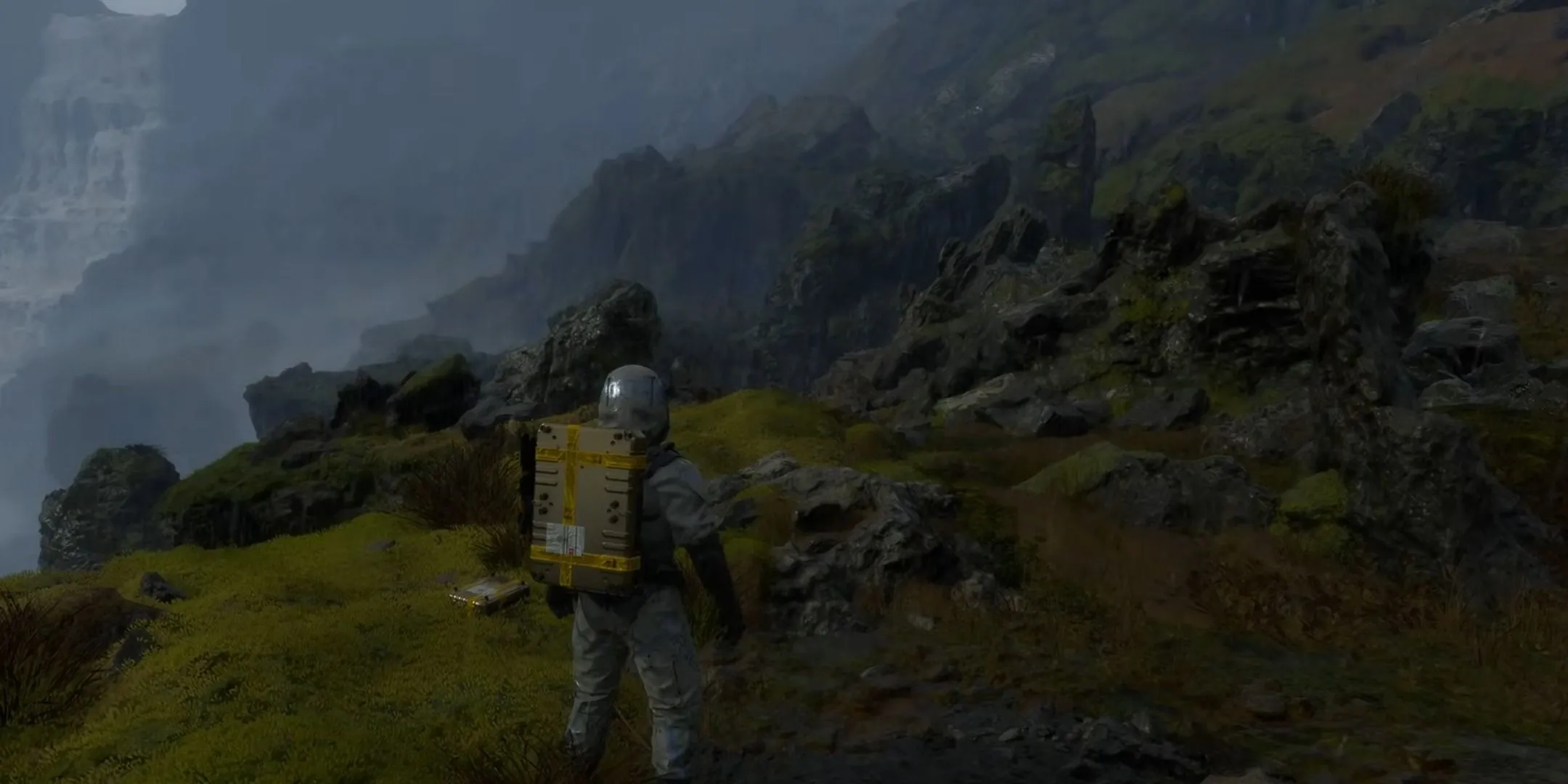 Sam Porter Bridges chinh phục địa hình hiểm trở trong Death Stranding.