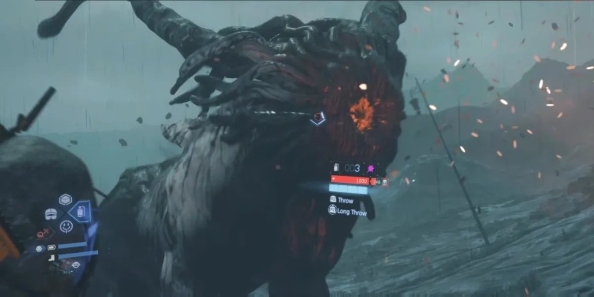 Sam sử dụng EX Capture Grenade để bắt giữ một BT lớn (Catcher) trong trận chiến nảy lửa ở Death Stranding 2