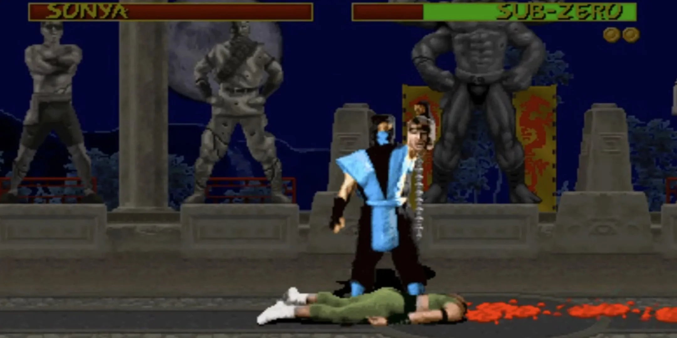 Sub-Zero thực hiện tuyệt chiêu Fatality mang tính biểu tượng trong tựa game đối kháng Mortal Kombat phiên bản gốc.