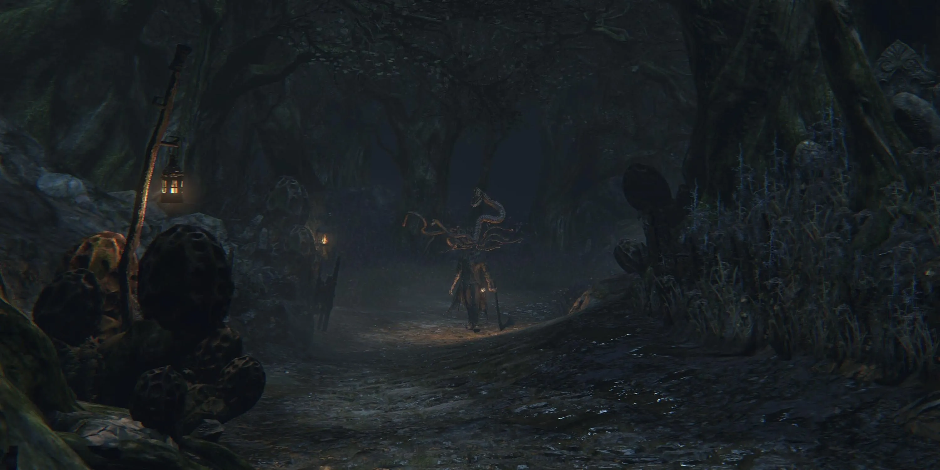 Thợ săn đối mặt kẻ thù đáng sợ trong Rừng Cấm (Forbidden Woods) của Bloodborne, thể hiện bầu không khí kinh dị Gothic.