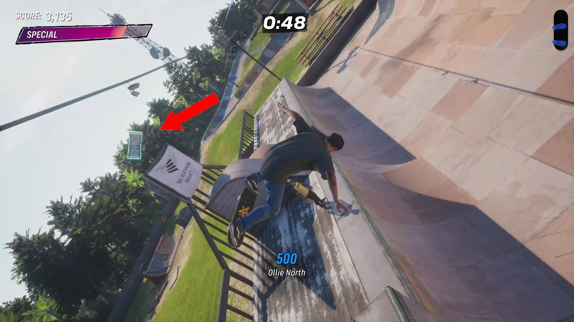Túi tiền Cash thứ ba nằm phía trên bảng hiệu The Skater Park Project trong khu halfpipe ở Kona THPS 3+4