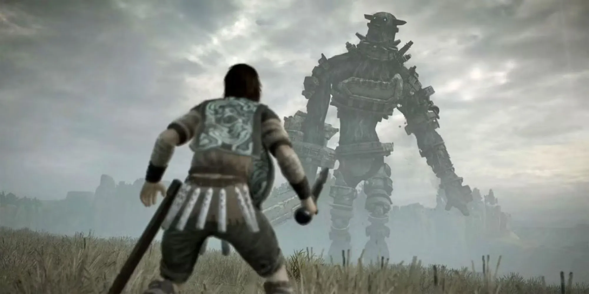 Wander đứng đối diện một Colossus khổng lồ trong Shadow of the Colossus, chuẩn bị cho trận chiến đầy cảm xúc.