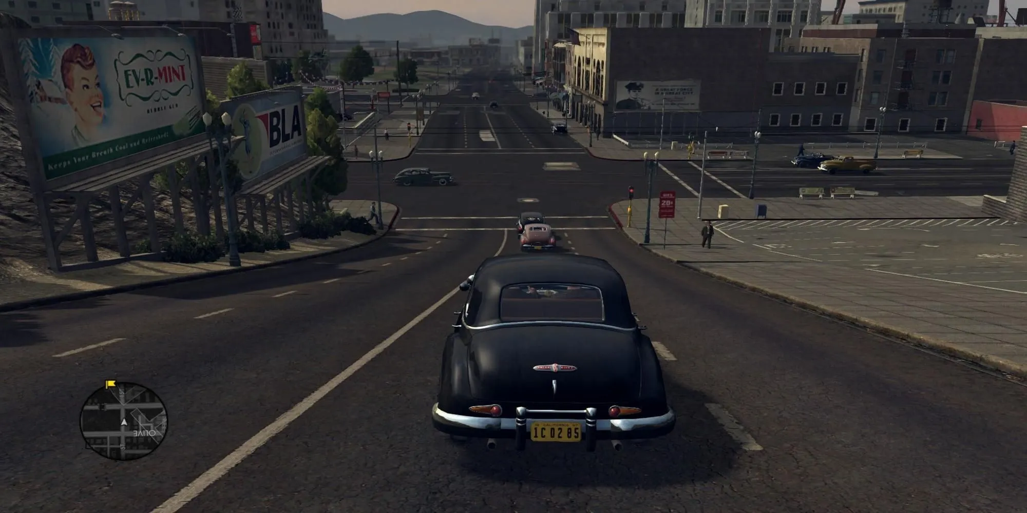 Xe hơi đen cổ điển di chuyển trên đường phố Los Angeles năm 1940 trong game L.A. Noire, thể hiện bối cảnh điều tra sau chiến tranh.