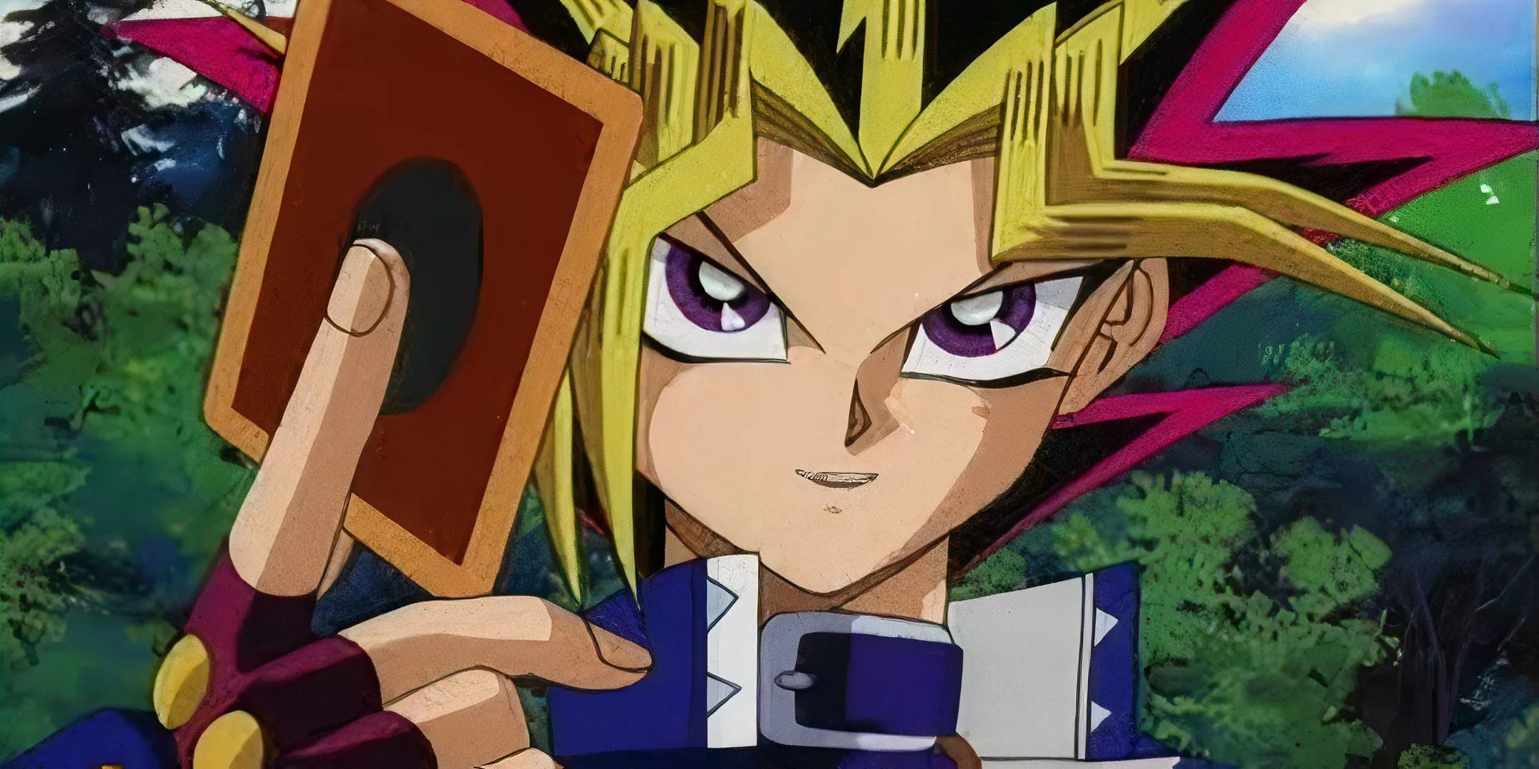 Yugi Muto tự mãn cầm một lá bài trong Yu-Gi-Oh! Duel Monsters.