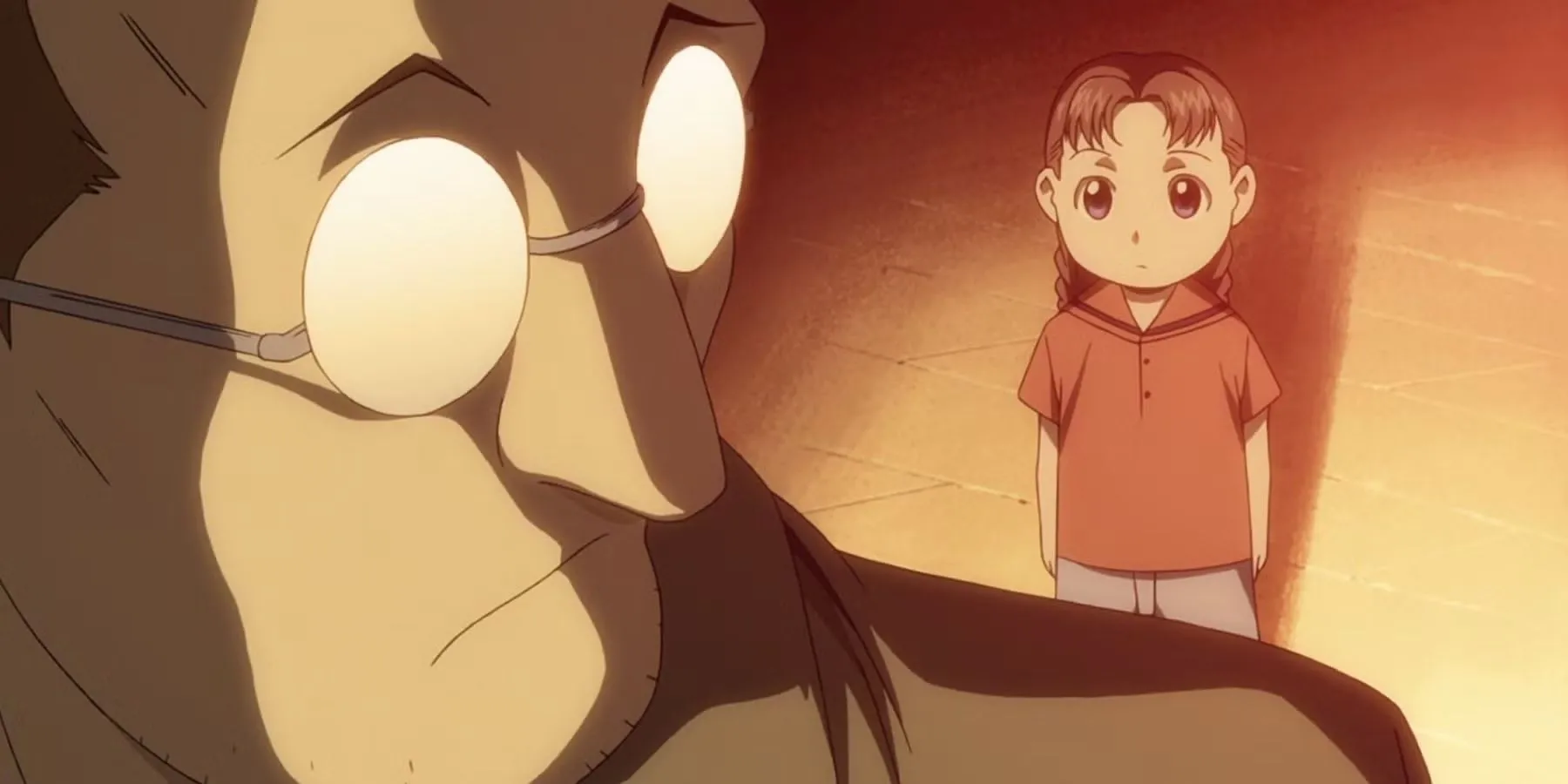 Hình ảnh Nina Tucker cùng chú chó Alexander trong Fullmetal Alchemist trước khi bị Shou Tucker biến thành Chimera, một bi kịch đau lòng trong series.