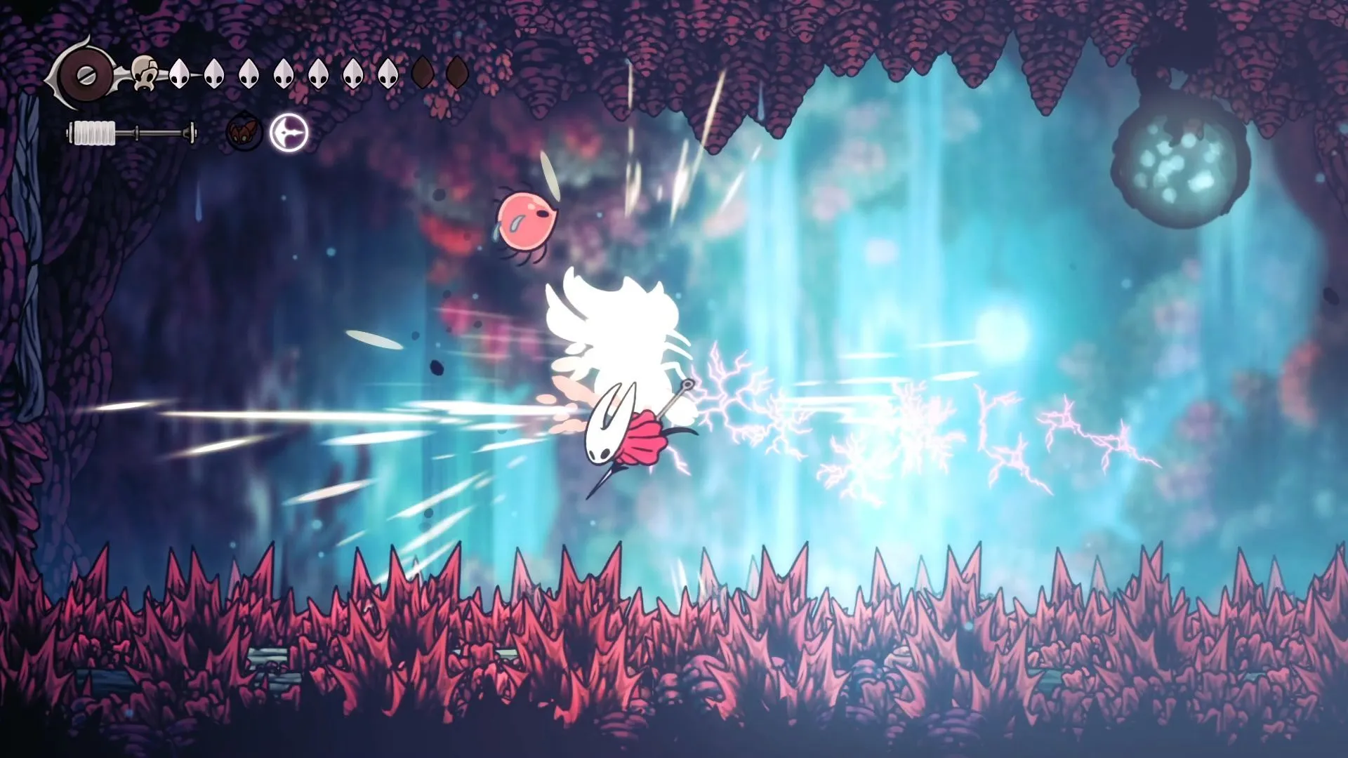 Hornet tung chiêu Sharpdart được cường hóa điện trong một trận chiến không trung của Hollow Knight Silksong
