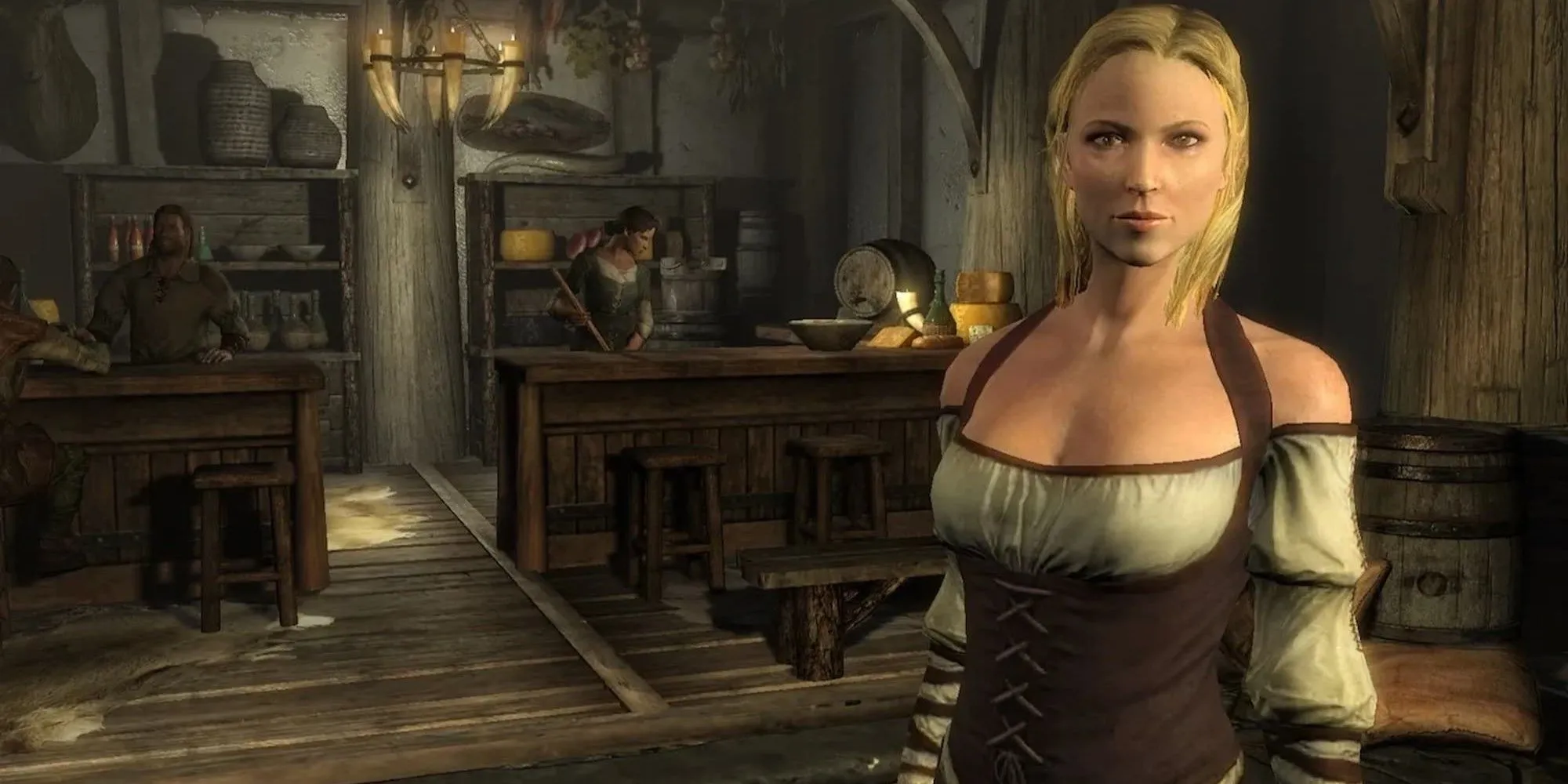 Một cửa hàng với nhiều vật phẩm bày bán và chủ tiệm NPC trong The Elder Scrolls V: Skyrim