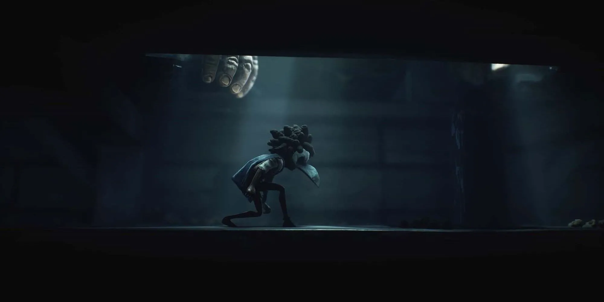 Nhân vật trốn tránh quái vật khổng lồ trong Little Nightmares III, kinh dị giải đố