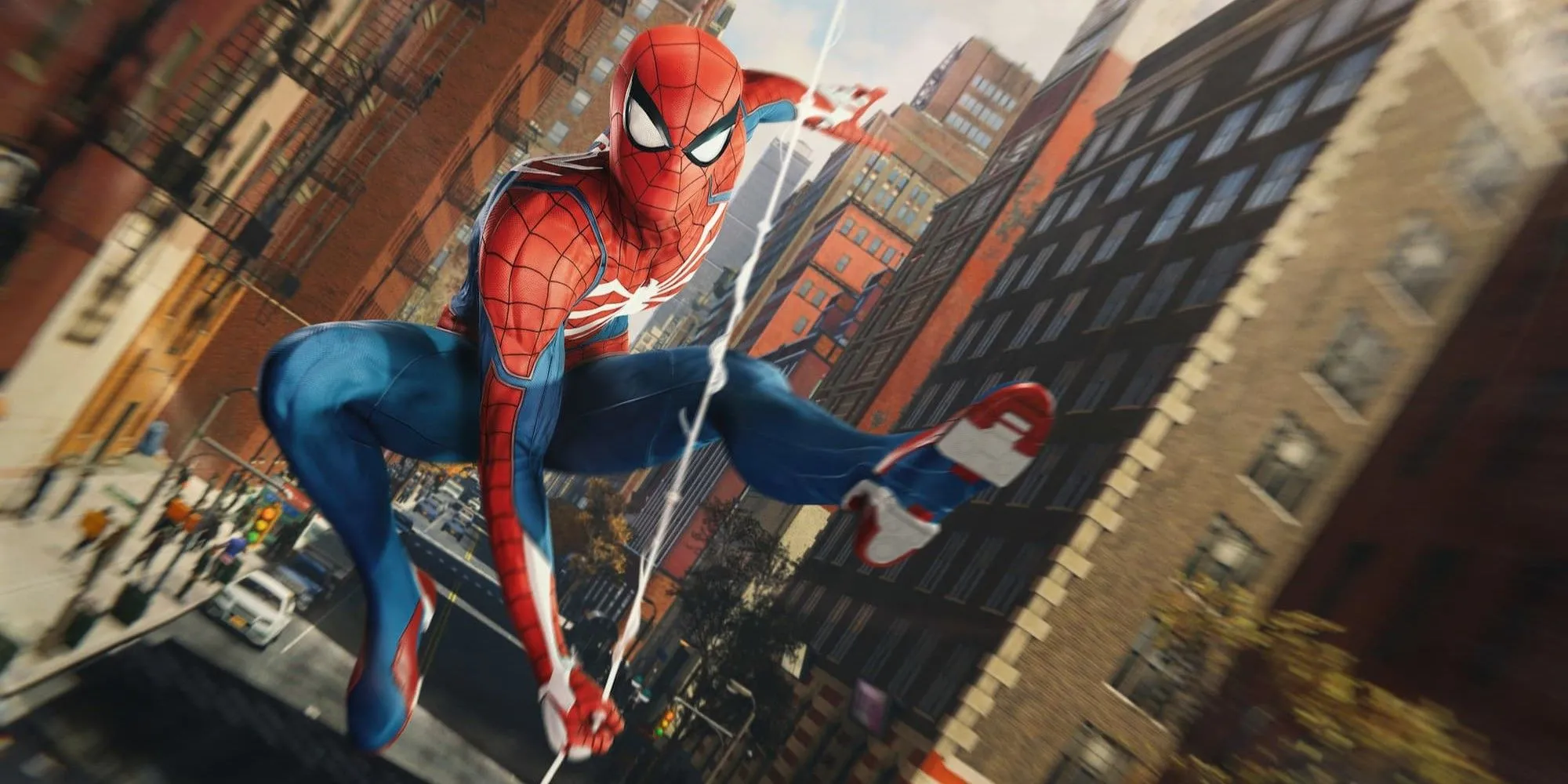 Spider-Man đang đu tơ bay lượn trên bầu trời thành phố New York trong Marvel's Spider-Man Remastered