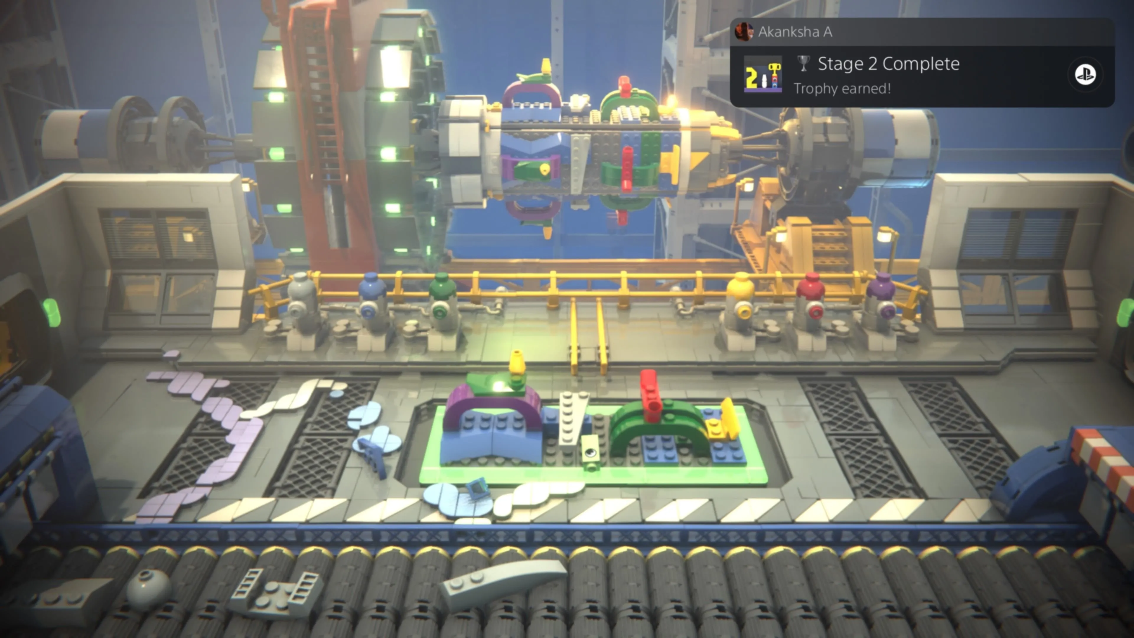 Tầng 2 của tên lửa LEGO đang được trang trí với các mảnh ghép đa sắc, hướng dẫn trophy &quot;Stage 2 Complete&quot;